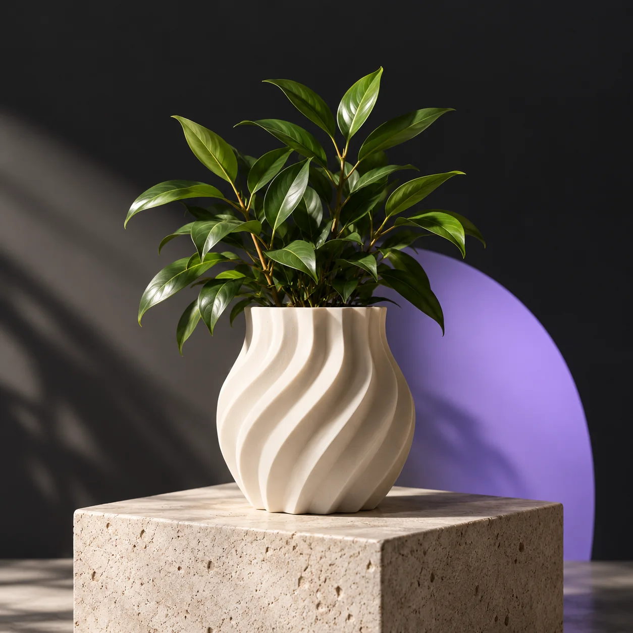 Imagem ilustrativa de um vaso claro com planta